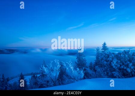 heure bleue sur le pic de montagne fraîchement enneigé Banque D'Images