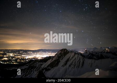 nuit d'hiver claire sur un sommet de montagne, lumières dans la vallée Banque D'Images