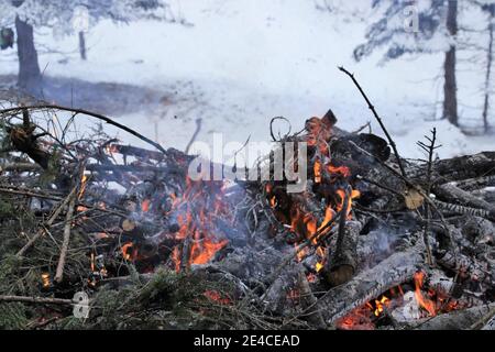 Schwendt travaille avec Schwendtfeuer à Ferchensee, Allemagne, Bavière, haute-Bavière, Mittenwald, Werdenfelser Land, feu, cheminée, flammes Banque D'Images