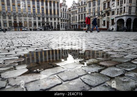 Bruxelles, Belgique. 22 janvier 2021. Les gens marchent sur la Grand place à Bruxelles, Belgique, 22 janvier 2021. La Belgique commencera à interdire les voyages non essentiels en provenance ou à destination du pays à partir du 27 janvier, a annoncé vendredi le Premier ministre Alexander de Croo. L'interdiction sera valable jusqu'au 1er mars. Credit: Zhang Cheng/Xinhua/Alay Live News Banque D'Images