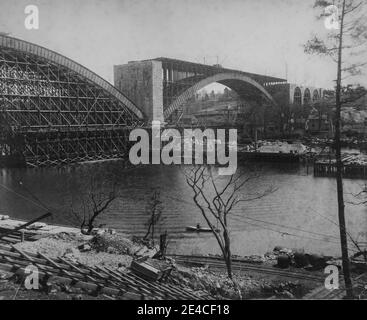 Photographie monochrome d'archives américaines du pont Washington sur la rivière Harlem, New York, États-Unis, en construction, prise dans les années 1880 Banque D'Images