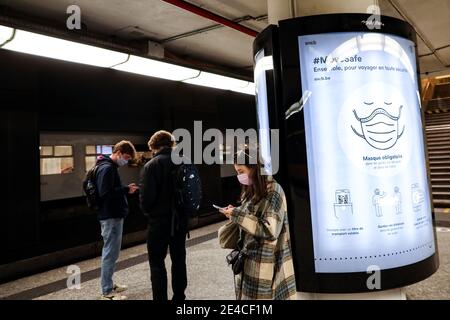 Bruxelles, Belgique. 22 janvier 2021. Les passagers attendent à la gare centrale de Bruxelles, à Bruxelles, en Belgique, le 22 janvier 2021. La Belgique commencera à interdire les voyages non essentiels en provenance ou à destination du pays à partir du 27 janvier, a annoncé vendredi le Premier ministre Alexander de Croo. L'interdiction sera valable jusqu'au 1er mars. Credit: Zhang Cheng/Xinhua/Alay Live News Banque D'Images