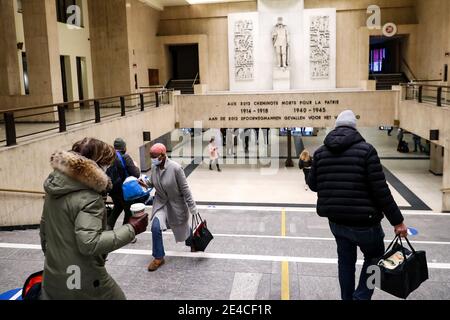 Bruxelles, Belgique. 22 janvier 2021. Les passagers sont vus à la gare centrale de Bruxelles, à Bruxelles, Belgique, le 22 janvier 2021. La Belgique commencera à interdire les voyages non essentiels en provenance ou à destination du pays à partir du 27 janvier, a annoncé vendredi le Premier ministre Alexander de Croo. L'interdiction sera valable jusqu'au 1er mars. Credit: Zhang Cheng/Xinhua/Alay Live News Banque D'Images