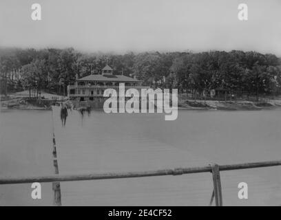 Archive américaine photo monochrome du pavillon du parc Cayuga Lake, dans l'État de New York, États-Unis en août 1895. Les gens marchent sur une jetée en bois avec vue sur le lac jusqu'au Pavillon. Prise à la fin du XIXe siècle Banque D'Images
