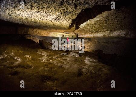 Cavité géante dans la grotte de stalactite Banque D'Images