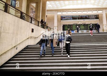 Bruxelles, Belgique. 22 janvier 2021. Les passagers sont vus à la gare centrale de Bruxelles, à Bruxelles, Belgique, le 22 janvier 2021. La Belgique commencera à interdire les voyages non essentiels en provenance ou à destination du pays à partir du 27 janvier, a annoncé vendredi le Premier ministre Alexander de Croo. L'interdiction sera valable jusqu'au 1er mars. Credit: Zhang Cheng/Xinhua/Alay Live News Banque D'Images