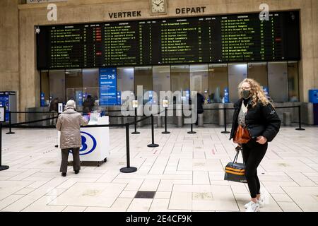 Bruxelles, Belgique. 22 janvier 2021. Les passagers sont vus à la gare centrale de Bruxelles, à Bruxelles, Belgique, le 22 janvier 2021. La Belgique commencera à interdire les voyages non essentiels en provenance ou à destination du pays à partir du 27 janvier, a annoncé vendredi le Premier ministre Alexander de Croo. L'interdiction sera valable jusqu'au 1er mars. Credit: Zhang Cheng/Xinhua/Alay Live News Banque D'Images