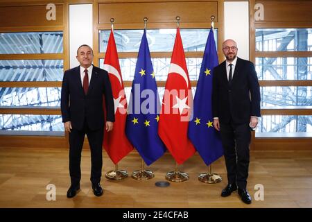 (210123) -- BRUXELLES, le 23 janvier 2021 (Xinhua) -- le président du Conseil européen, Charles Michel (R), rencontre le ministre turc des Affaires étrangères, Mevlut Cavusoglu, en visite à Bruxelles, en Belgique, le 22 janvier 2021. M. Cavusoglu a conclu vendredi une visite officielle de deux jours à Bruxelles, au cours de laquelle il a rencontré des représentants de l'Union européenne (UE), de l'Organisation du Traité de l'Atlantique Nord (OTAN) et de la Belgique. (Union européenne/document via Xinhua) Banque D'Images