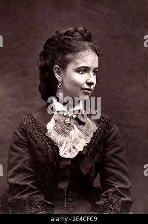 1870 CA, Paris , FRANCE : la célèbre soprano canadienne-française EMMA ALBANI ( 1847 - 1930 ). Son répertoire s'est concentré sur les opéras de Mozart , Rossini , Gaetano Donizetti et Vincenzo Bellini qui plus tard dans sa vie a étendu à Wagner. Photo de Liébert . - CANTANTE LIRICA - OPERA - MUSICA CLASSICA - classique - portrait - ritratto - orecchino - orecchini - boucles d'oreilles - gouttes d'eau - gioiello - gioielli - bijoux - bijoux - collier - collana - perles - THÉÂTRE - THÉÂTRE - TEATRO - OPERA LIRICA - cantante lirica - classica - classique - DIVA - DIVINA - BELLE EPOQUE - pi Banque D'Images