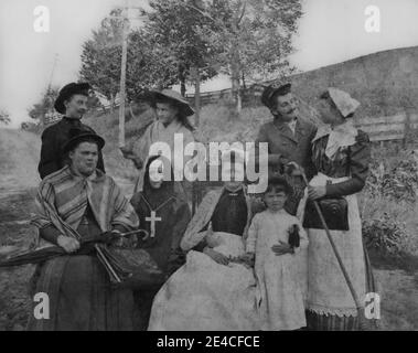 American archive portrait monochrome un groupe de personnes en costumes de fantaisie comprenant un costume de soldat, une nonne, et une infirmière. Deux couples se sourient. Prise à la fin du XIXe siècle à New York, aux États-Unis Banque D'Images