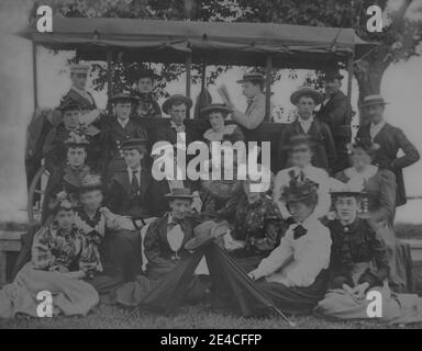 American archive Portrait monochrome d'un groupe de jeunes sur un pique-nique à Owasco Lake NY, USA dans un grand wagon, daté du 5 juillet 1894. Prise à la fin du XIXe siècle Banque D'Images