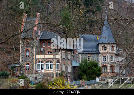 Allemagne, Saxe-Anhalt, Treseburg, villas mystiques dans le Bodetal, construit autour de 1890 de pierres historiques de Treseburg, style architectural français, aujourd'hui utilisé comme un hôtel et maison d'hôtes Banque D'Images