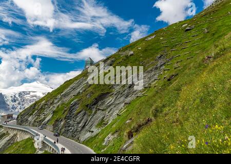 Échafaudage de protection de lave, vue de Kaiser-Panoramaweg, à l'arrière du point d'observation Wilhelm Swarovski et de Johannisberg, 3453 m, Kaiser-Franz-Josefs-Höhe, région de Grossglockner, Grossglockner High Alpine Road, parc national Hohe Tauern, Carinthie, Autriche Banque D'Images