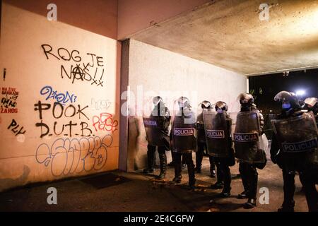 Ljubljana, Slovénie. 22 janvier 2021. Les policiers ferment une rue menant à l'ancienne usine de vélos de Rog pendant la manifestation. Protestation contre les expulsions d'artistes et de militants sociaux d'une ancienne usine de vélos de Rog qui a été utilisée comme centre social et culturel alternatif accroupi depuis plus d'une décennie. L'expulsion qui a eu lieu plus tôt cette semaine a inclus la démolition d'un centre social pour les marginalisés et socialement en danger, ainsi qu'un centre de ressources et d'intégration pour les migrants. Crédit : SOPA Images Limited/Alamy Live News Banque D'Images