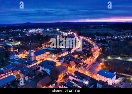 Allemagne, Thuringe, Ilmenau, Gehren, ville, maisons, église, crépuscule, photo aérienne, vue d'ensemble Banque D'Images