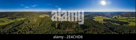 Allemagne, Bavière, Lauenstein, Thüringer Warte, tour d'observation, vue sur l'ancien GDR, montagnes, forêt, soleil, vue aérienne, panorama à 360°, partiellement rétro-éclairage Banque D'Images