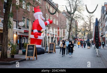 Düsseldorf, Rhénanie-du-Nord-Westphalie, Allemagne - ville vide de la vieille ville de Düsseldorf avec le Père Noël en période de crise de la couronne pendant la deuxième partie du confinement, les passants avec des masques protecteurs transportent leur nourriture à emporter chez eux. Banque D'Images