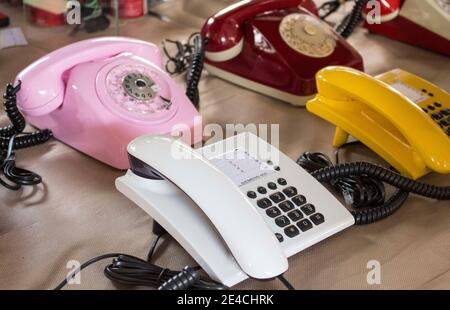 São Paulo / São Paulo / Brésil - 08 19 2018: Groupe de quatre ou cinq téléphones vintage de couleur avec des styles multiples et différents à un marché aux puces Banque D'Images
