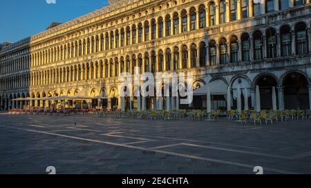 Venise pendant les temps de Corona sans touristes, la place Saint-Marc avec une vue sur les cafés Banque D'Images