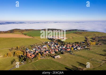 Allemagne, Thuringe, Königsee, Unterhain, village, entreprise agricole (ex GPL), plateau, champs, brouillard de vallée, vue d'ensemble, vue aérienne Banque D'Images