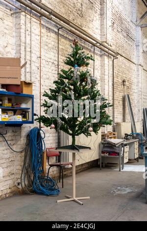 Arbre de Noël décoré dans un atelier Banque D'Images