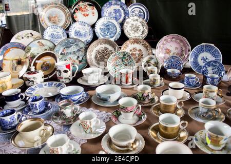 Sao Paulo / Sao Paulo / Brésil - 08 19 2018: Grand groupe de tasses et d'assiettes élégantes avec texture pleine couleur affichée à une table. Banque D'Images