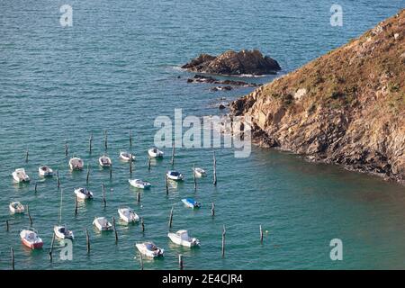 Le petit port de Gwin Zegal, en Bretagne, est connu pour ses piquets en bois sur lesquels les bateaux sont amarrés. C'est l'un des derniers ports du genre en Europe Banque D'Images