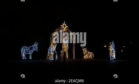 Allemagne, Saxe-Anhalt, Magdebourg, berceau de Noël illuminé devant le portail ouest de la cathédrale, une partie du monde des lumières de Magdebourg Banque D'Images