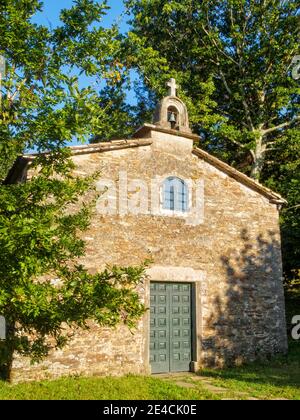 Chapelle et sanctuaire sous de beaux chênes - Santa Irene, Galice, Espagne Banque D'Images