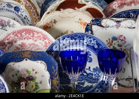 Pièces affichées dans un groupe de plusieurs plaques texturées et verres en cristal bleu Banque D'Images