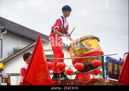 Un jeune homme s'est dramaturge dans le défilé du nouvel an chinois Banque D'Images