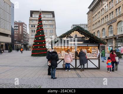 Essen, région de la Ruhr, Rhénanie-du-Nord-Westphalie, Allemagne - centre-ville d'Essen en temps de crise de la corona pendant la deuxième partie de l'enfermement, le marché traditionnel de Noël reste fermé l'année de la corona, il n'y a que quelques stands dans la zone piétonne, ici sur Willy-Brandt-Platz. Banque D'Images
