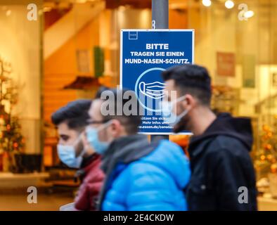 Essen, région de la Ruhr, Rhénanie-du-Nord-Westphalie, Allemagne - passants avec des masques de protection dans le centre-ville d'Essen en temps de crise de corona pendant la deuxième partie du verrouillage, signez S'IL VOUS PLAÎT PORTER LA PROTECTION DE LA BOUCHE ET DU NEZ, dans la zone piétonne d'Essen il n'y a pas besoin de masque, seulement une recommandation portant un masque. Banque D'Images