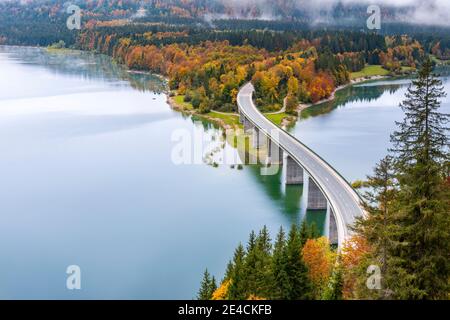 Lenggries, quartier de Bad Toelz-Wolfratshausen, Bavière, Allemagne, Europe. Le pont Faller Klamm au-dessus du réservoir Sylvenstein Banque D'Images