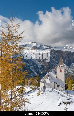 Hochabtei / Alta Badia, province de Bolzano, Tyrol du Sud, Italie, Europe. Le refuge Heilig Kreuz Hospiz et l'église de pèlerinage de Heilig Kreuz. Banque D'Images