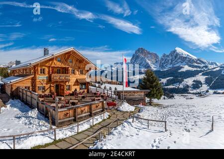 Seiser Alm, Castelrotto, province de Bolzano, Tyrol du Sud, Italie. Le Rauchhütte sur l'Alm Seiser avec vue sur le Langkofel et le Plattkofel Banque D'Images