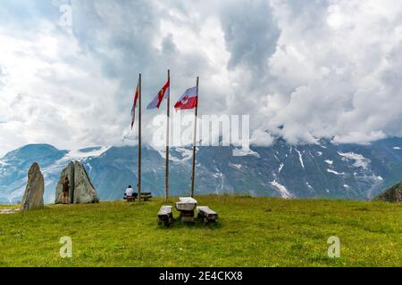 Exposition de pierres et drapeaux à la Haus Alpine Naturischau, Grossglockner High Alpine Road, parc national Hohe Tauern, Salzburger Land, Salzbourg, Autriche Banque D'Images