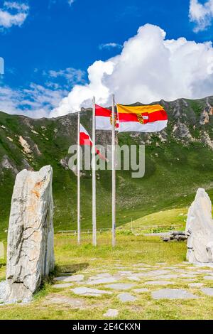 Exposition de pierres et drapeaux à la Haus Alpine Naturischau, Grossglockner High Alpine Road, parc national Hohe Tauern, Salzburger Land, Salzbourg, Autriche Banque D'Images