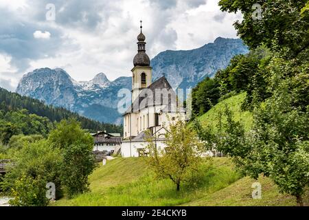 Église paroissiale Saint-Sébastien, à l'arrière Reiteralpe, Ramsau, Berchtesgaden, Berchtesgadener Land, haute-Bavière, Bavière, Allemagne, Europe Banque D'Images