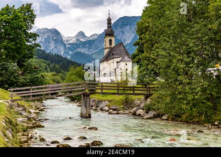 Église paroissiale Saint-Sébastien, Ramsauer Ache, dans le dos Reiteralpe, Ramsau, Berchtesgaden, Berchtesgadener Land, haute-Bavière, Bavière, Allemagne, Europe Banque D'Images