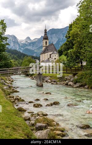 Église paroissiale Saint-Sébastien, Ramsauer Ache, dans le dos Reiteralpe, Ramsau, Berchtesgaden, Berchtesgadener Land, haute-Bavière, Bavière, Allemagne, Europe Banque D'Images