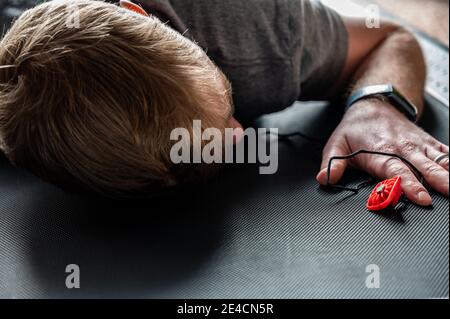 Sports blessures et sécurité tout en utilisant un tapis roulant avec accent sur la fonction d'arrêt d'urgence Banque D'Images