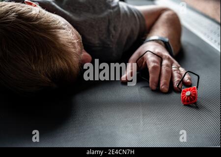 Sports blessures et sécurité tout en utilisant un tapis roulant avec accent sur la fonction d'arrêt d'urgence Banque D'Images