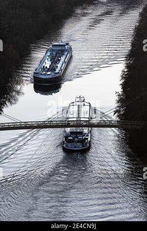 Europe, Allemagne, Bade-Wurtemberg, Hessigheim, Neckar, les navires traversent la jetée piétonne, l'eau douce et les vagues Banque D'Images