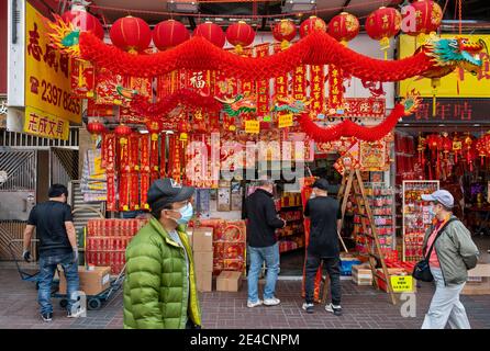 Hong Kong, Chine. 22 janvier 2021. Les gens sont vus acheter des ornements décoratifs pendant la préparation de la célébration du nouvel an chinois.l'ancienne colonie britannique de Hong Kong prépare le nouvel an chinois lunaire 2021 de l'Ox. Crédit : SOPA Images Limited/Alamy Live News Banque D'Images