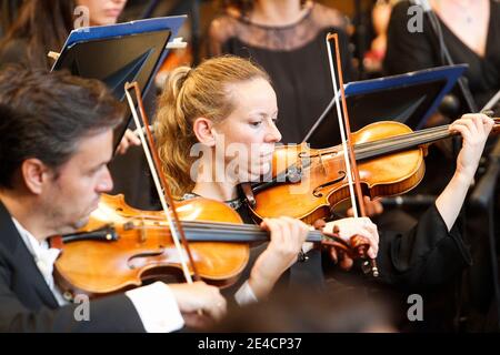 Coruna, Espagne. Musiciens jouant du violon lors d'un concert de l'Orchestre symphonique de Galice le 17 août 2019 Banque D'Images