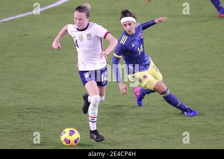 Orlando, Floride, États-Unis. 22 janvier 2021: La défenseuse des États-Unis EMILY SONNET (14) participe au bal contre la Colombie en avant INGRID GUERRA (14) lors du match USWNT contre Columbia au stade Exploria à Orlando, FL, le 22 janvier 2021. Crédit : Cory Knowlton/ZUMA Wire/Alay Live News Banque D'Images