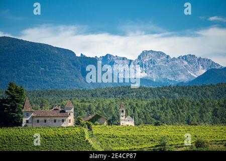 Eppan, Tyrol du Sud, province de Bolzano, Italie. Le domaine de Kreithof avec les sommets du groupe Latemar en arrière-plan Banque D'Images