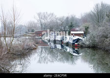 Bateaux-canaux sur le canal d'oxford dans la neige de janvier. Somerton, North Oxfordshire, Angleterre Banque D'Images