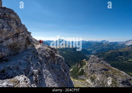 Col de l'Alzarego, Dolomites, province de Belluno, Vénétie, Italie. Alpinistes sur le chemin de corde fixe Kaiserjäger sur Lagazuoi Banque D'Images